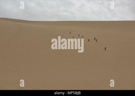 Windgepeitschten Dünen, Mingsha Shan (Singing Sands Berg), Dunhuang, Gansu, China Stockfoto