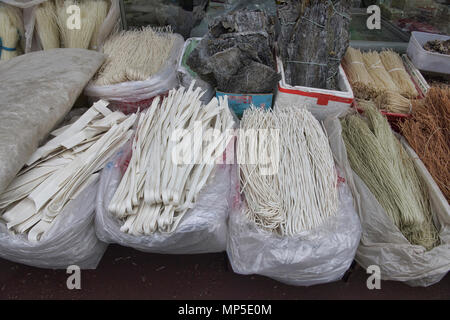Eine Vielzahl von handgefertigten Nudeln zum Verkauf auf dem Markt in Dunhuang, Gansu, China Stockfoto