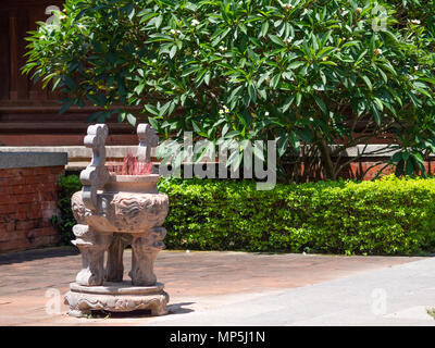 Joss stick Topf der Lam Kinh Tempel in Xuan Lam und Lam Son townlet von Tho Xuan district, Thanh Hoa, Vietnam. Der Tempel wurde von nationalhelden Le gebaut Stockfoto