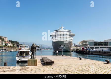 Savona, Italien - 15. Mai 2017: Das Kreuzfahrtschiff Costa Favolosa des italienischen Unternehmens Costa Crociere ist vor der Statue zu unserem Volk von t angedockt Stockfoto