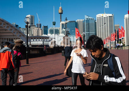 07.05.2018, Sydney, New South Wales, Australien - ein Blick von der Pymont Brücke in Darling Harbour in Sydney die Skyline des Geschäftsviertels. Stockfoto