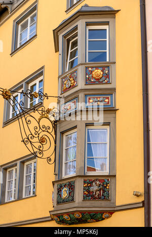 Detail eingerichteten hölzernen Erker auf alten gelben Fassade, in hellen Frühling Licht in Rottweil, Baden Wuttenberg, Deutschland Stockfoto