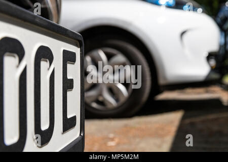 Deutschen Nummernschild für Elektroautos mit zusätzlichen Buchstaben "E" am Ende der Nummer. Stockfoto