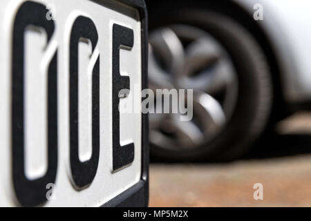 Deutschen Nummernschild für Elektroautos mit zusätzlichen Buchstaben "E" am Ende der Nummer. Stockfoto