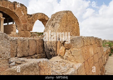 Der rolling stone Tür am Eingang der talmudischen Ära Synagoge in Susya Hevron in die Berge von Judäa Stockfoto