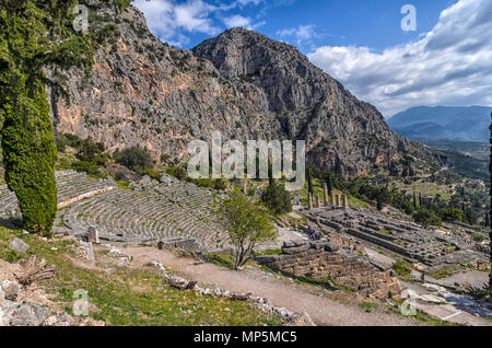 Delphi, Phocis - Griechenland. Das antike Theater von Delphi, der Tempel des Apollo (Olympischer Gott der Sonne, Licht, Musik) an der archäologischen Stätte von Delphi Stockfoto