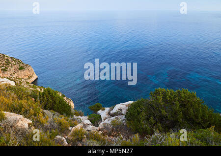 Malerischer Blick auf Cala Codolar transparente Gewässer, Meer und umgebenden Klippen in der Nähe von El Pilar de la Mola Formentera (Balearen, Spanien) Stockfoto