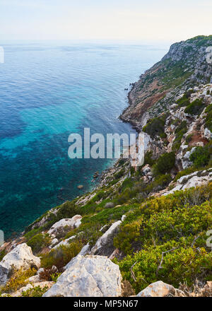 Malerischer Blick auf Cala Codolar transparente Gewässer, Meer und umgebenden Klippen in der Nähe von El Pilar de la Mola Formentera (Balearen, Spanien) Stockfoto