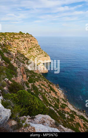 Malerischer Blick auf Punta de Sa Ruda Küste und die umliegenden Felsen mit La Mola Leuchtturm in der Nähe von El Pilar de la Mola (Formentera, Balearen, Spanien) Stockfoto