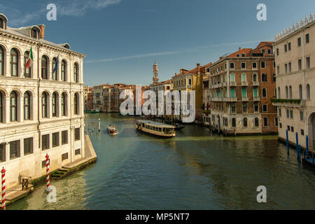 Blick von der Rialto Brücke über den Canal Grande in Venedig Stockfoto