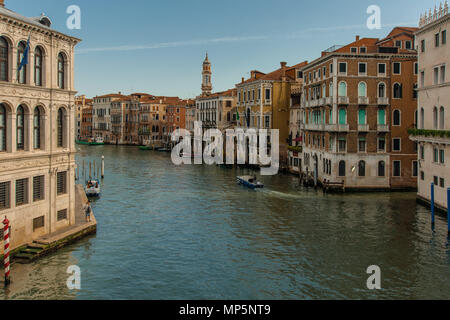 Blick von der Rialto Brücke über den Canal Grande in Venedig Stockfoto