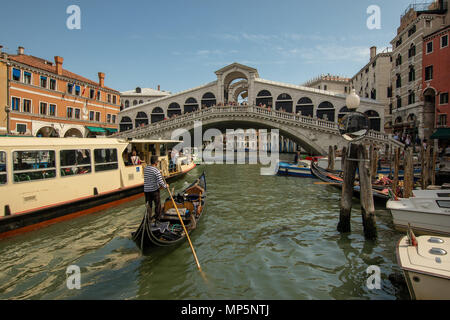 Stau an der Rialto Brücke in Venedig Stockfoto