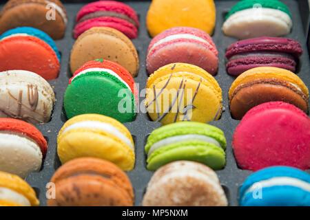 Bunte Macarons schuss Nahaufnahme im Querformat. Stockfoto