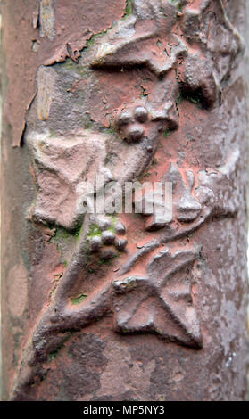 Portraitfotos der Entlastung Jugendstil Detail in Relief auf einer gusseisernen Lamp Post. Stockfoto
