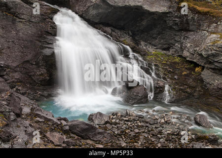 Kleiner Wasserfall auf dem Fluss Videdola aus den Gamle Strynefjellsvegen Route, Norwegen gesehen. Stockfoto