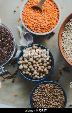 Vegetarisches Essen in Keramik Schalen auf rustikalen Hintergrund Stockfoto