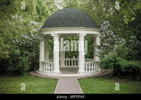 Schönen weißen Pavillon in einem blühenden Frühling Park. Stockfoto