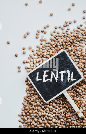 Linsen vegetarisches Essen und chalkborad mit Word Linsen auf weißem Hintergrund Stockfoto