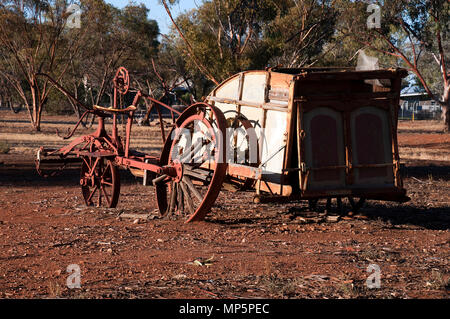 Quorn South Australia, veraltete Erntegut Harvester links am Nachmittag Sonnenlicht zu Rost Stockfoto