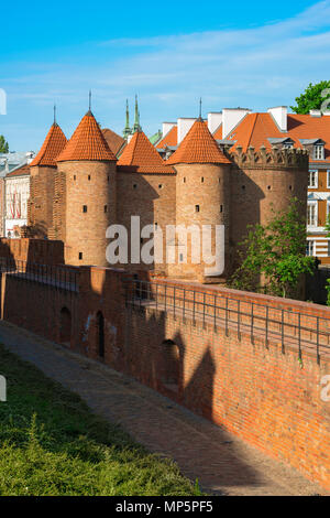 Barbican Warschau, Blick auf die rekonstruierten mittelalterlichen Barbican (barbakan) defensive Turm und Mauer an der nordwestlichen Ecke der Warschauer Altstadt, Polen. Stockfoto