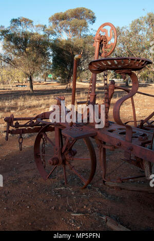 Quorn South Australia, Vorderrad und Sitz der veralteten landwirtschaftliche Geräte links am Nachmittag Sonnenlicht zu Rost Stockfoto