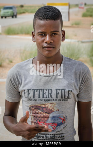 Nouadibhou, Mauretanien - September 28, 2013: Porträt von unbekannten jungen Mann mit grauen t-shirt Posing Stockfoto