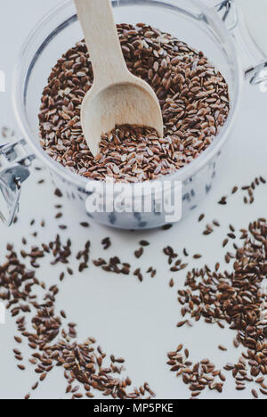 Schüssel voller brauner Leinsamen oder Leinöl. Getreide. Vitamine. Gesundes Essen. Stockfoto