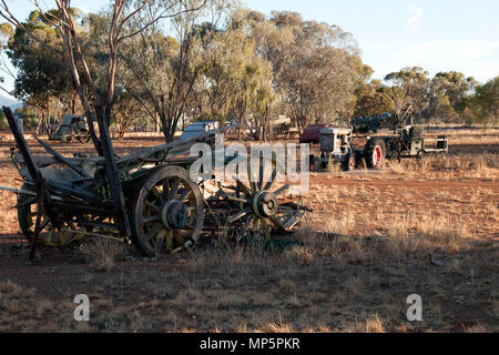 Quorn South Australia, Feld der veralteten landwirtschaftliche Geräte links am Nachmittag Licht zu Rost Stockfoto