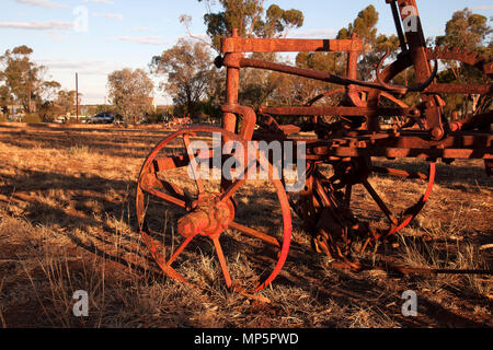 Quorn South Australia, Blick auf Feld mit veralteten landwirtschaftliche Geräte links am Nachmittag Licht zu Rost Stockfoto