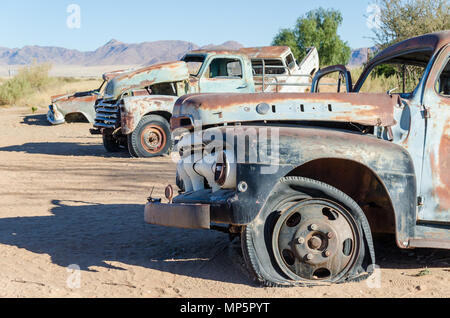 Abgebrochene klassische Autos in der Namib Wüste in der Nähe von Solitaire, Namibia Stockfoto