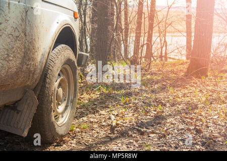 Schmutziges Auto Rad Nahaufnahme natur Sonnenuntergang Stockfoto