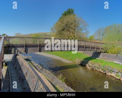 Ein Holzsteg über den Fluss Irfon in Llanwrtyd Wells Stockfoto