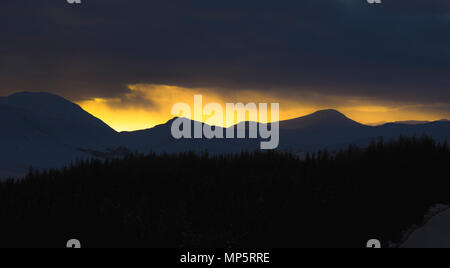 Sonnenuntergang über einem schottischen Bergrücken, Schottland, Großbritannien Stockfoto