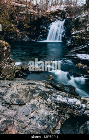 Fällt der Falloch Wasserfall, Trossachs National Park, Schottland Großbritannien im Winter Stockfoto