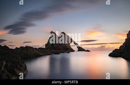 Sonnenuntergang am Bug Geige Rock auf der Schottischen Küste bei Portknockie, Moray, Schottland, Großbritannien Stockfoto