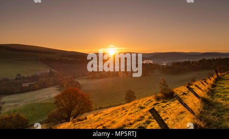 Schottische Landschaft - Sonnenaufgang über den sanften Hügeln und Farmland in der Nähe von Glenlivet im Cairngorms National Park, Schottland, Großbritannien Stockfoto