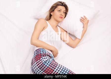 Junge Frau leidet unter Schlaflosigkeit im Bett lag, Stockfoto