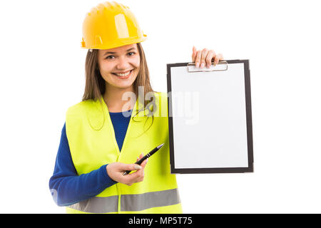 Junge Frau, Architekt oder Ingenieur Holding leeres Papier Zwischenablage als Präsentation Werbung Geste auf weißem Hintergrund Stockfoto