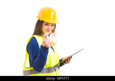 Junge weibliche Architekt oder Ingenieur holding Zwischenablage und zeigte mit Stift während glücklich lächelnd wie professionelle Konzept auf weißem Hintergrund Stockfoto