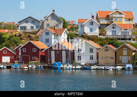 Blick auf den Hafen von einem alten Fischerdorf mit Boote am Steg Stockfoto