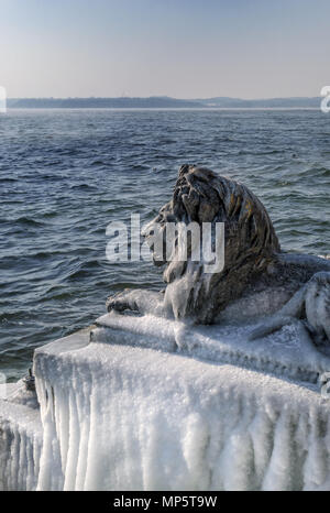 Eisbedeckten Bayerischer Löwe auf einem eisigen Wintertag in Tutzing am Starnberger See Stockfoto