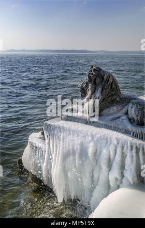 Eisbedeckten Bayerischer Löwe auf einem eisigen Wintertag in Tutzing am Starnberger See Stockfoto