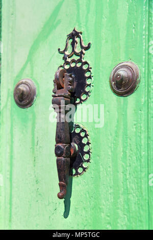 Alte Metall Tür Kolonialstil auf grüne Tür griff, Trinidad, Kuba Stockfoto