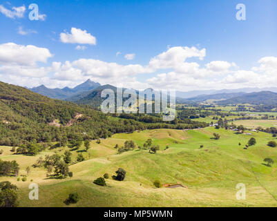 Australische Zuckerrohrfelder und Landschaft Stockfoto