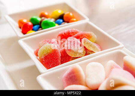 Zucker, Süßigkeiten in kleinen Schüsseln Stockfoto