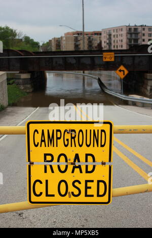 Die überflutung des Des Plaines Fluss in Des Plaines, Illinois. Stockfoto