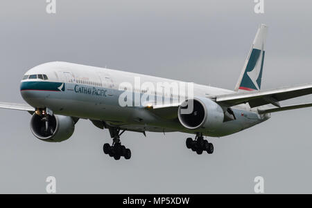 Cathay Pacific Boeing 777 landen Stockfoto