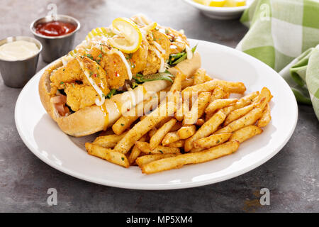 Garnelen po boy Sandwich mit Pommes frites Stockfoto