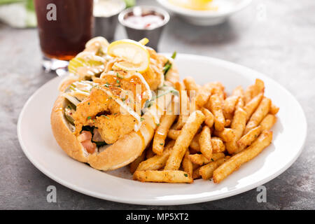 Garnelen po boy Sandwich mit Pommes frites Stockfoto
