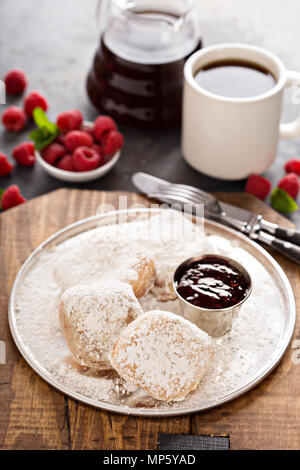 Beignets mit himbeermarmelade Stockfoto